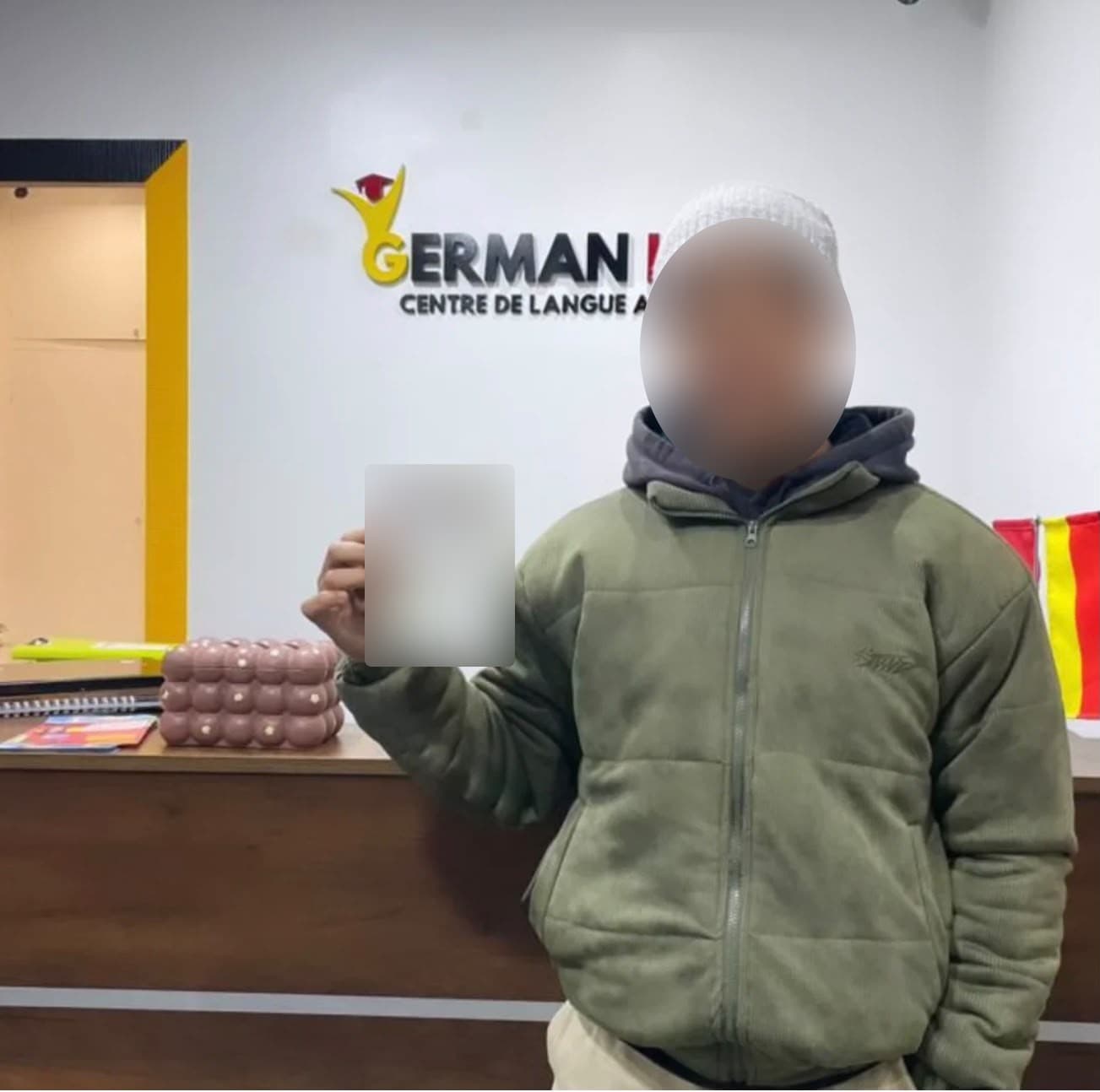 Élève de German Haus présentant son visa au centre de Rabat, photo 4. Visage et document floutés pour protéger ses données personnelles.